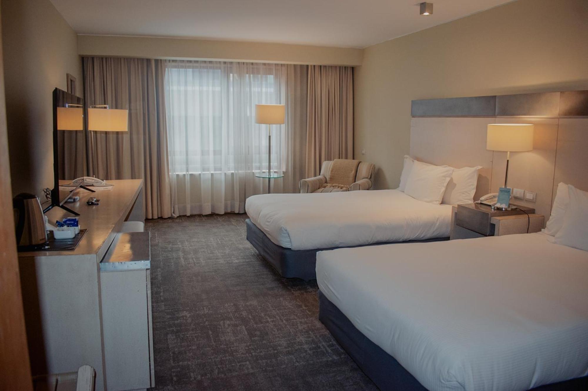 Radisson Hotel Puerto Varas Esterno foto A room at the Hilton London Heathrow